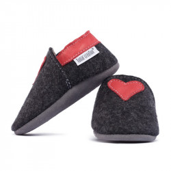 Chaussons en mérinos noir avec coeur rosso fueco