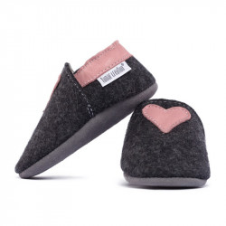 Chaussons en mérinos noir avec coeur caméo