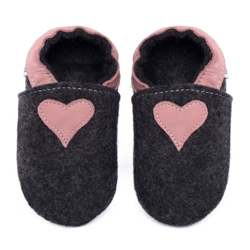 Chaussons en mérinos noir avec coeur caméo