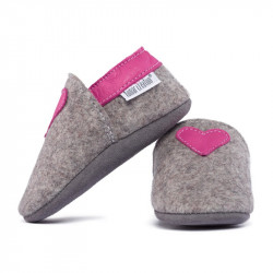 Chaussons en mérinos gris avec coeur fushia