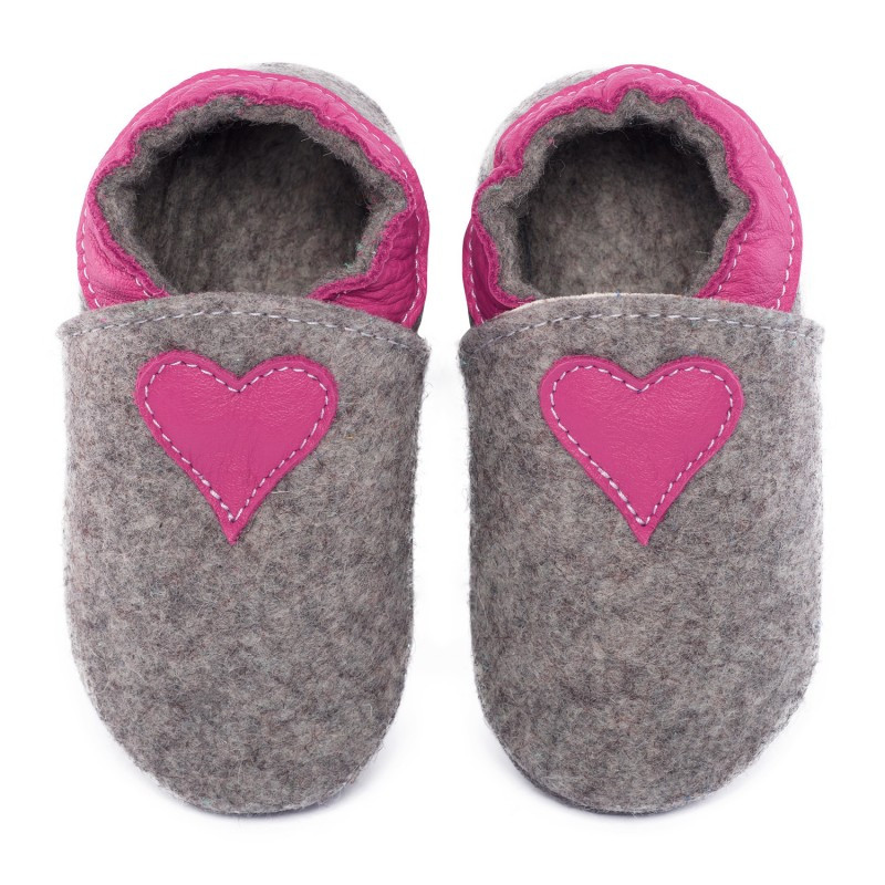 Chaussons en mérinos gris avec coeur fushia