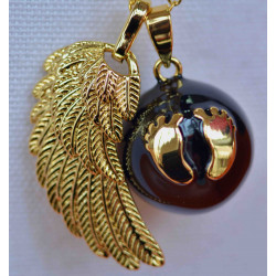 Bola de grossesse, collier avec pendentif noir et aile d'ange couleur Or, motif pieds bébé couleur or