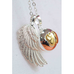 Bola de grossesse, collier avec pendentif et aile d'ange couleur Argent, motif pieds bébé couleur or