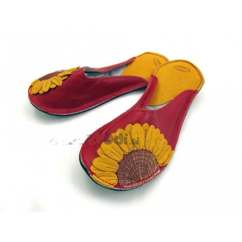 Chaussons cuir adulte fleurs fond rouge Chaussons cuir adulte fleurs fond rouge