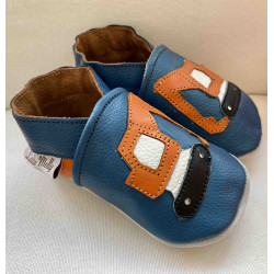 Chaussons cuir souple Tractopelle fond bleu bébé, enfant, garçon.