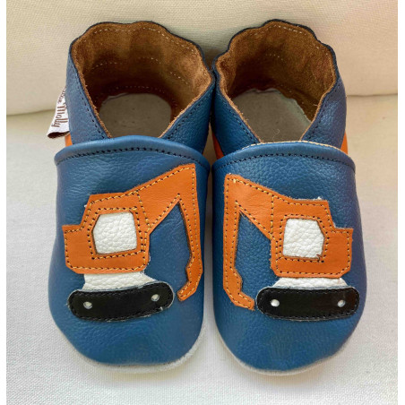 Chaussons cuir souple Tractopelle fond bleu bébé, enfant, garçon.