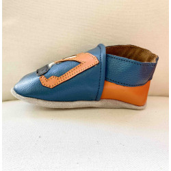 Chaussons cuir souple Tractopelle fond bleu bébé, enfant, garçon.