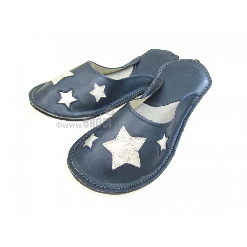 Chaussons cuir adulte Etoiles argentées sur fond gris. Chaussons cuir adulte Etoiles argentées sur fond gris.