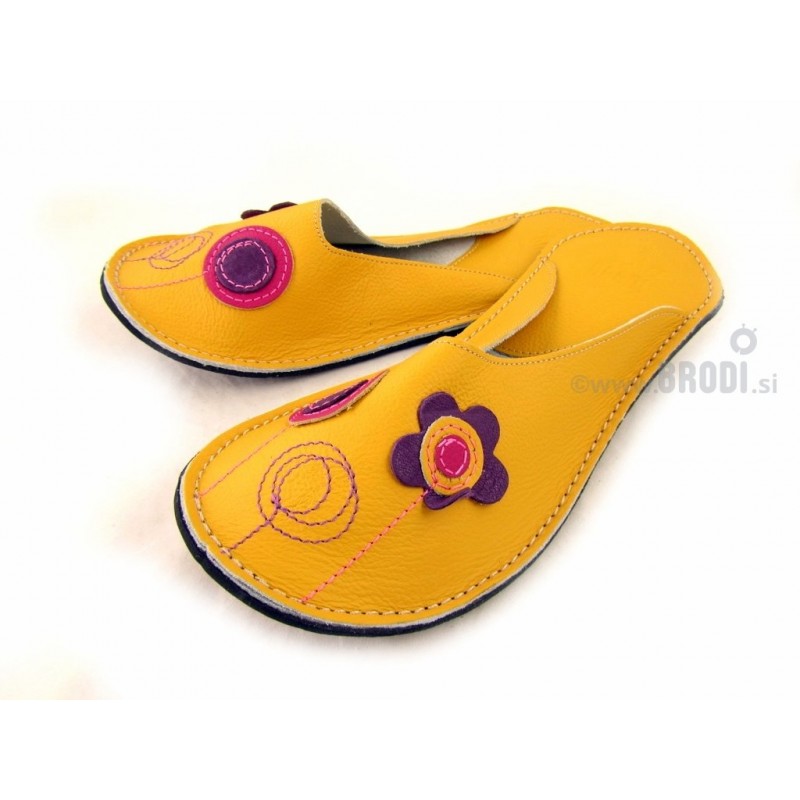 Chaussons cuir fleurs fond jaune