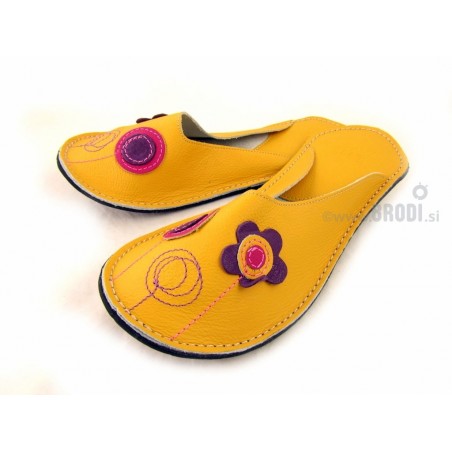 Chaussons cuir fleurs fond jaune