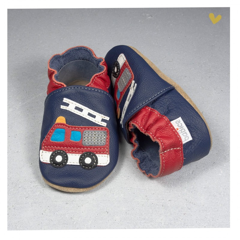 Chausson cuir souple camion de pompier fond bleu Chausson cuir souple camion de pompier fond bleu