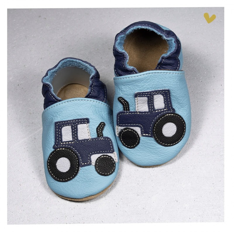 Chaussons cuir souple, chausson cuir bébé, chaussons cuir enfants tracteur  fond bleu