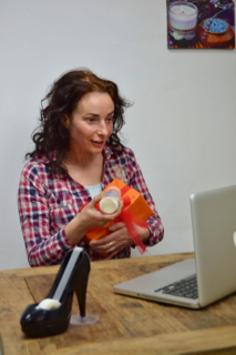 Caroline Morel regarde ses commandes