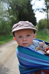 Bébé porté en écharpe de portage