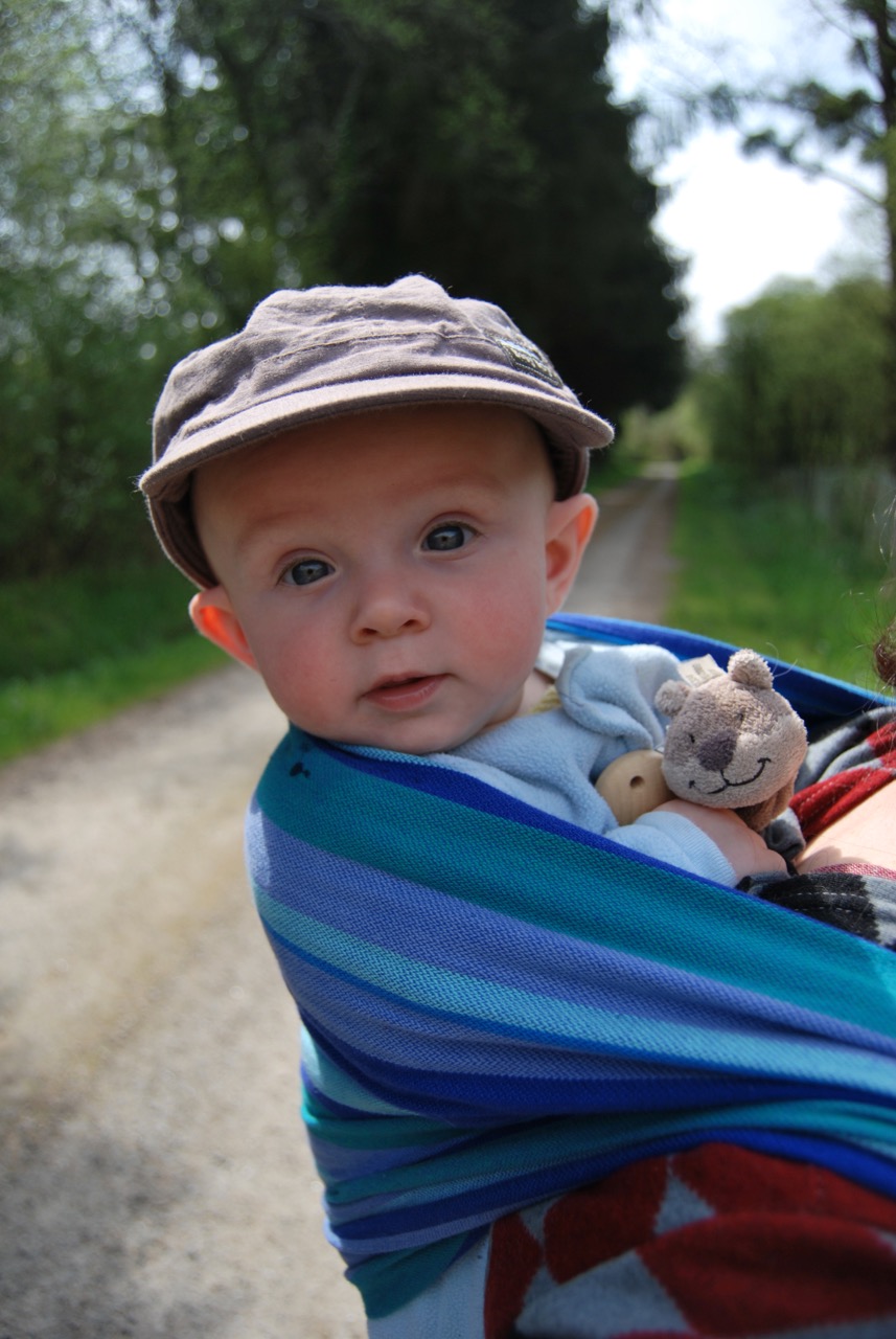 Bébé porté en écharpe de portage chez Nat-essence