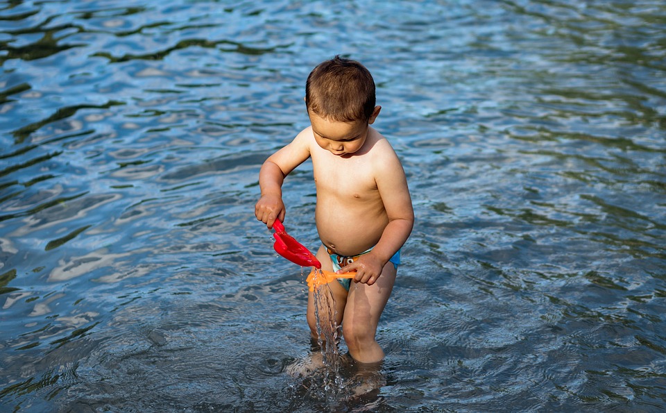 bébé s'amuse dans l'eau