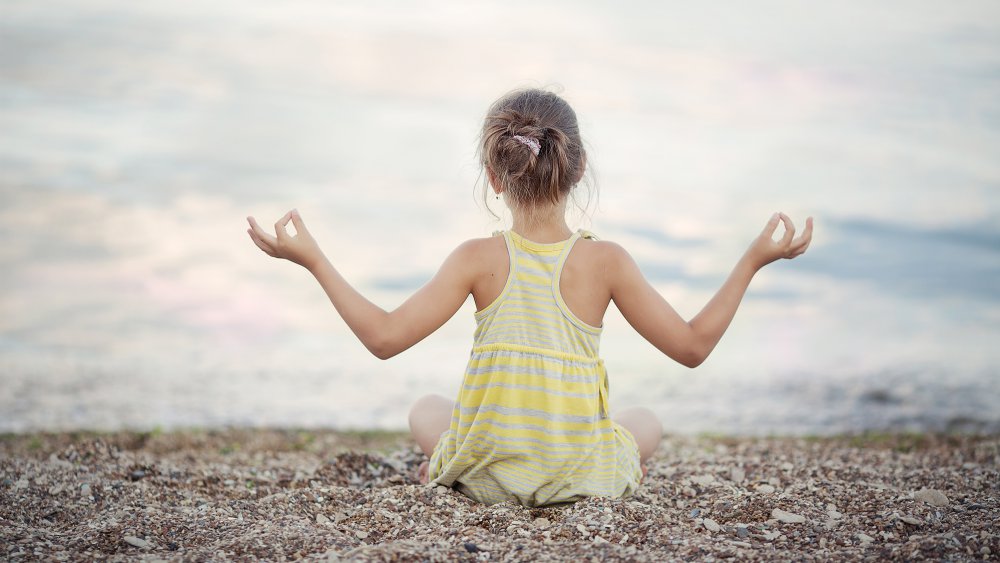 jeune fille pratique la médation