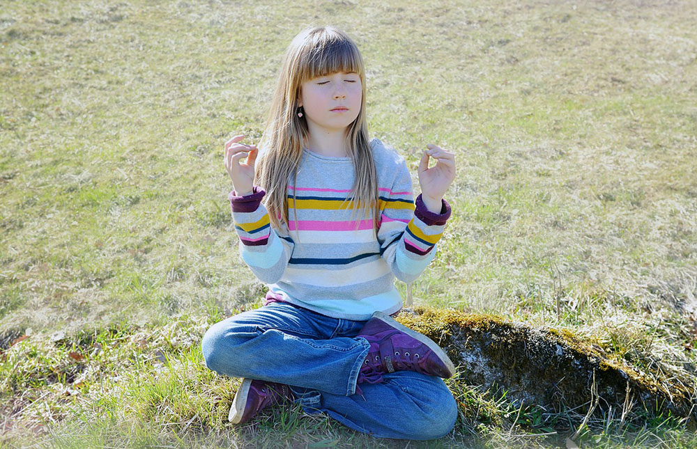 jeune fille pratique la méditation